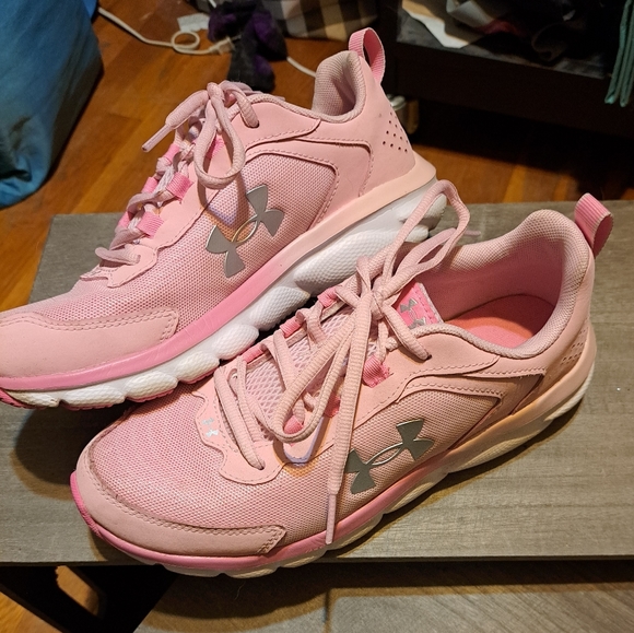 woman's/youth pair of under armor tennis shoes - Picture 2 of 3